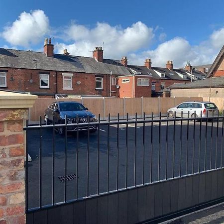 Ferienwohnung Newly Built 2 Bed Flat In The Heart Of Leek Exterior foto