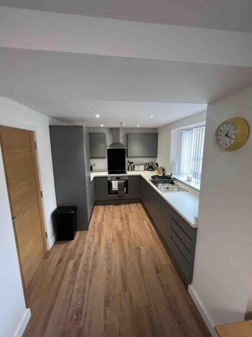 Ferienwohnung Newly Built 2 Bed Flat In The Heart Of Leek Exterior foto
